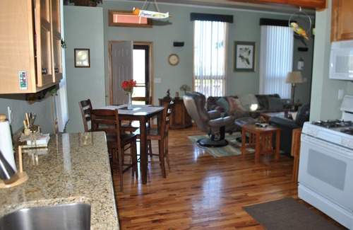 Cadillac Casa | Casa espaciosa, abierta, de 3 dormitorios y 2 baños con vistas al lago Mitchell