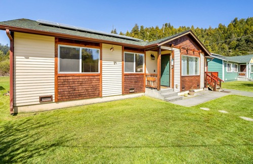 Orick Cabina | Spacious Outdoorsy Retreat w/ Free WiFi, Gas Grill, Large Deck & Ideal Location