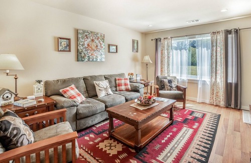 Orick Cabina | Spacious Outdoorsy Retreat w/ Free WiFi, Gas Grill, Large Deck & Ideal Location