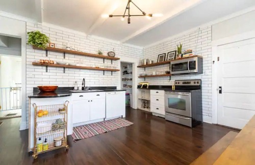 Bel Aire Casa | Spacious Party Hangout 10 minutes downtown