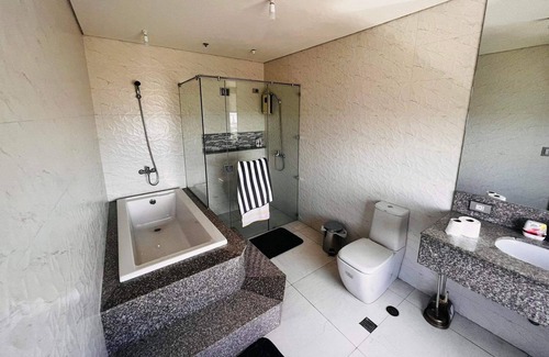 Danao City Condominio | Spacious Penthouse in Cebu City w/ Stellar Views