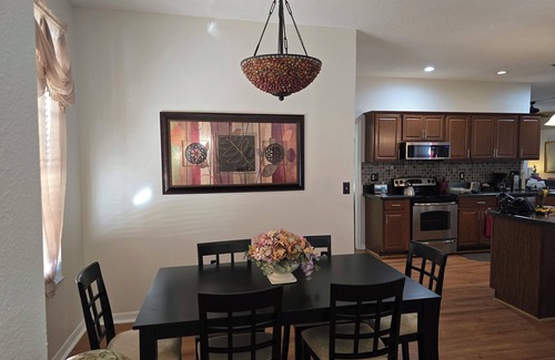 Spring Hill Casa | Casa Completa y Hermosa, Amigable para Perros | 3 Habitaciones, 2 Baños