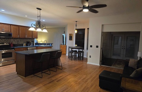 Spring Hill Casa | Casa Completa y Hermosa, Amigable para Perros | 3 Habitaciones, 2 Baños