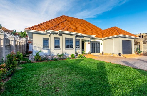 Entebbe Casa | Spacious & private family vacation rental that meets you comfort and relaxation.