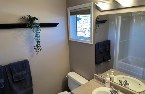 West Edmonton Casa | Spacious & Private Retreat near West Edmonton Mall