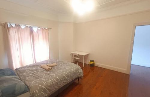 Earlwood Casa | Spacious Queen Room in Earlwood - EW2
