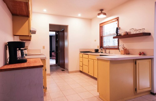 Milwaukie Casa | Spacious Ranch in Charming Milwaukie-1 mile from Sellwood