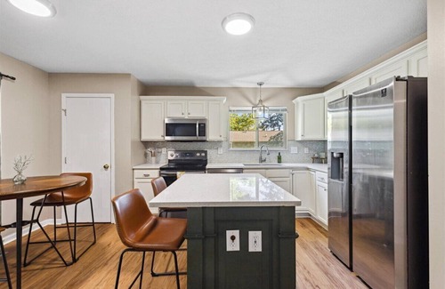 Canal Winchester Casa | Spacious Ranch Living 3 Car Garage, Rainfall shower, on a Half acre lot.