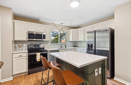 Canal Winchester Casa | Spacious Ranch Living 3 Car Garage, Rainfall shower, on a Half acre lot.