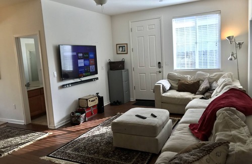 Gilroy Apartamento | Amplio y relajante suite expandida en ley. Entrada privada al costado de la casa.