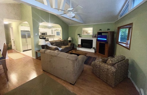 Briar Crest Woods Casa | Spacious retreat, steps from private late in Brier Crest Woods