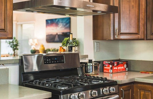 East Pasadena Casa | Spacious Retreat w Large Kitchen & Outdoor Patio