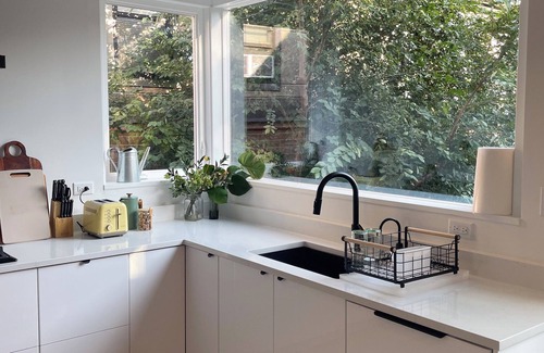 Logan Square Apartamento | Spacious Retro Apartment in Logan Square