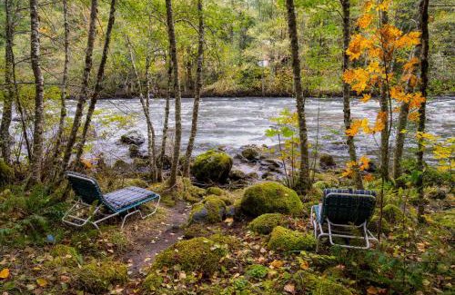 Zigzag Chalet De Esquí | Spacious River Cabin - Hot Tub - Sleeps 8