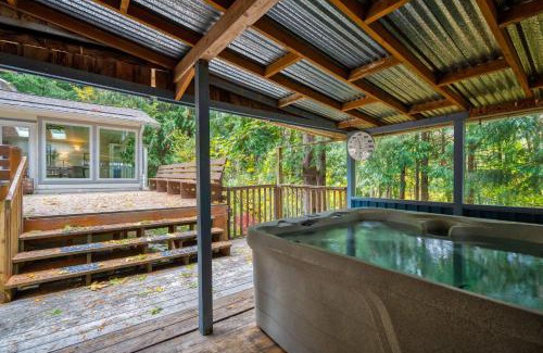 Zigzag Chalet De Esquí | Spacious River Cabin - Hot Tub - Sleeps 8