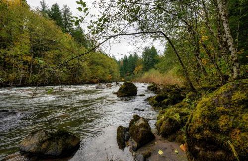 Zigzag Chalet De Esquí | Spacious River Cabin - Hot Tub - Sleeps 8