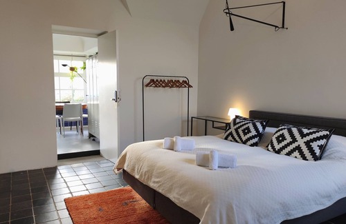 Amsterdam North Cama Y Desayuno | Spacious room in former bathhouse. Free parking