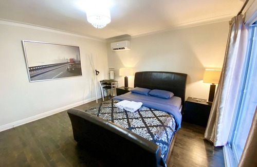 Cote-Des-Neiges—Notre-Dame-De-Grace Cama Y Desayuno | Spacious Room w/Smart TV, NETFLIX