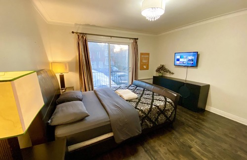 Cote-Des-Neiges—Notre-Dame-De-Grace Cama Y Desayuno | Spacious Room w/Smart TV, NETFLIX