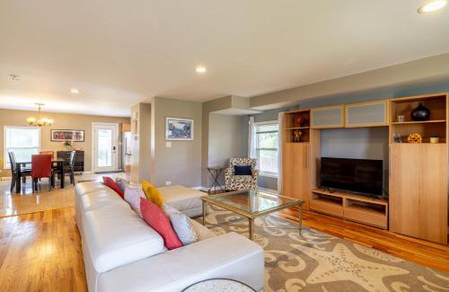 East Garfield Park Casa | Spacious Row Home next Transit near Downtown w Parking