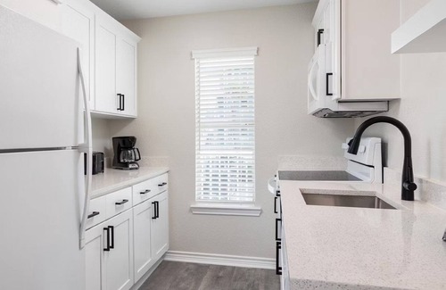 Galveston Hotel | Spacious Seaside Escape w/ Kitchen, Pool & Sports Courts | Near Galveston Beach