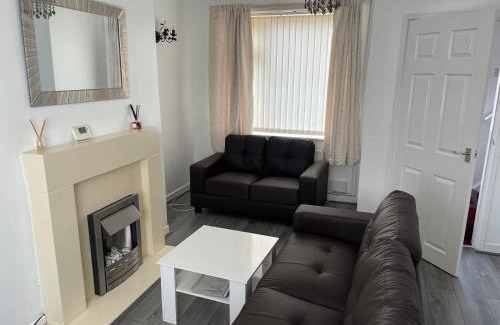 Leigh Apartamento | Spacious semi detached house