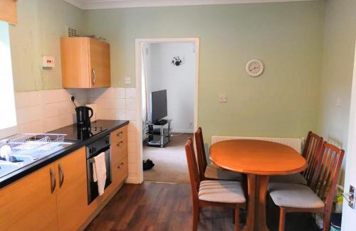 Leigh Apartamento | Spacious semi detached house