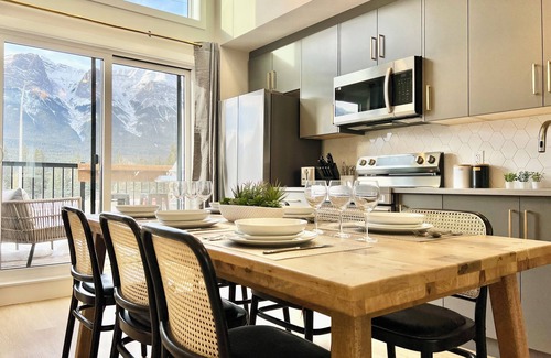 Harvie Heights Casa | Spacious Separate Address Combo Up to 17 Retreat w/ Hot Tub, Parking, AC & Views