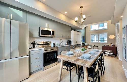 Harvie Heights Casa | Spacious Separate Address Combo Up to 17 Retreat w/ Hot Tub, Parking, AC & Views