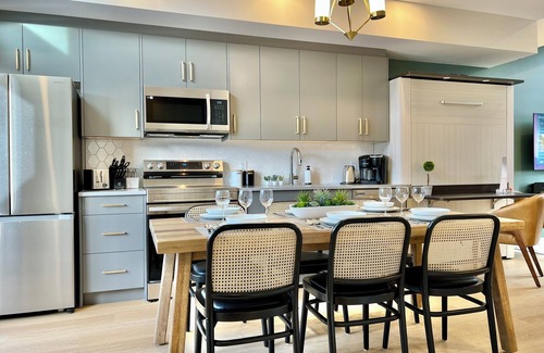 Harvie Heights Casa | Spacious Separate Address Combo Up to 17 Retreat w/ Hot Tub, Parking, AC & Views