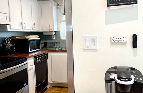 Royal Poinciana Condominio | Spacious & Serene 2BR Apt B/W DT Hollywood & Hollywood Beach