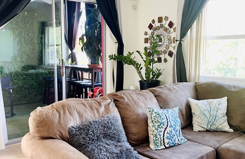 Royal Poinciana Condominio | Spacious & Serene 2BR Apt B/W DT Hollywood & Hollywood Beach