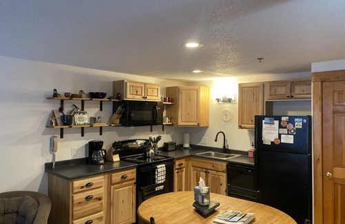 Carrabassett Valley Condominio | Spacious Ski In-Ski Out 1BR with Fireplace & Hot Tub