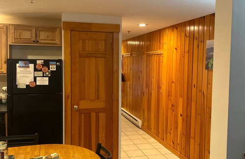 Carrabassett Valley Condominio | Spacious Ski In-Ski Out 1BR with Fireplace & Hot Tub