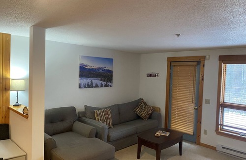 Carrabassett Valley Condominio | Spacious Ski In-Ski Out 1BR with Fireplace & Hot Tub