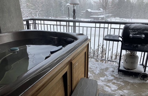 Rossland Condominio | Spacious Ski in / Ski out condo at the Base of Red Mountain!