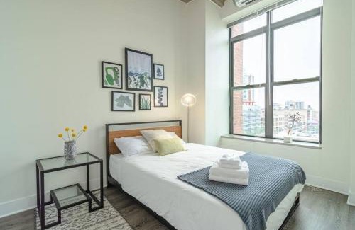 Near South Side Apartamento | Spacious South Loop 2BR Apartment Near McCormick Place, Soldier Field & Downtown Chicago