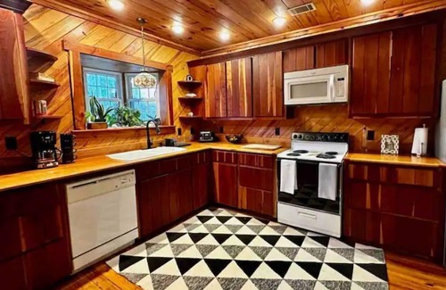 Valona Casa | Spacious Southern Coastal OASIS on 1.5 property with kayaks, bikes, BBQ!