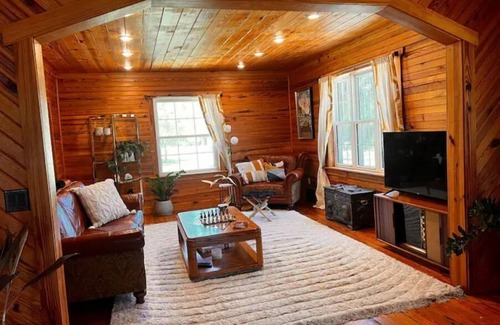 Valona Casa | Spacious Southern Coastal OASIS on 1.5 property with kayaks, bikes, BBQ!