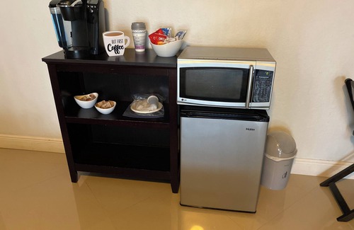 Pembroke Pines Cabina | Spacious Studio with King Bed Private entrance in pleasant Pembroke Pines