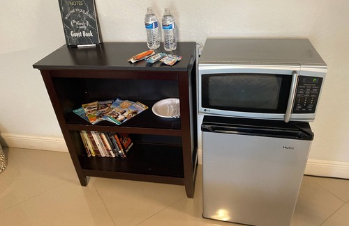 Pembroke Pines Cabina | Spacious Studio with King Bed Private entrance in pleasant Pembroke Pines