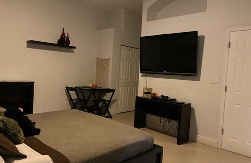 Pembroke Pines Cabina | Spacious Studio with King Bed Private entrance in pleasant Pembroke Pines