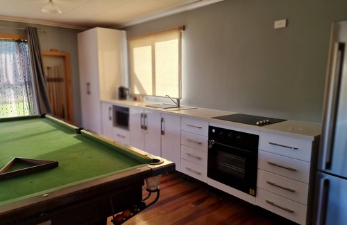 Tamahere Apartamento | Spacious studio w/pool table- 1 queen and 1 sofa bed, close to attractions