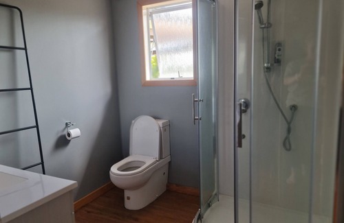 Tamahere Apartamento | Spacious studio w/pool table- 1 queen and 1 sofa bed, close to attractions