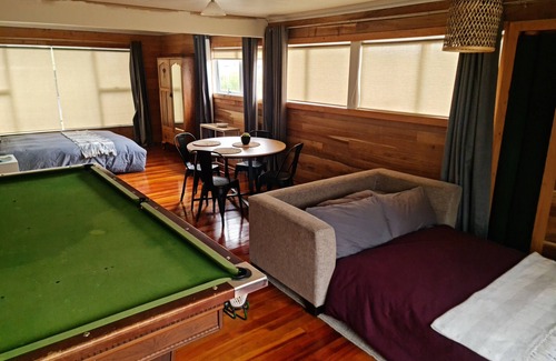 Tamahere Apartamento | Spacious studio w/pool table- 1 queen and 1 sofa bed, close to attractions