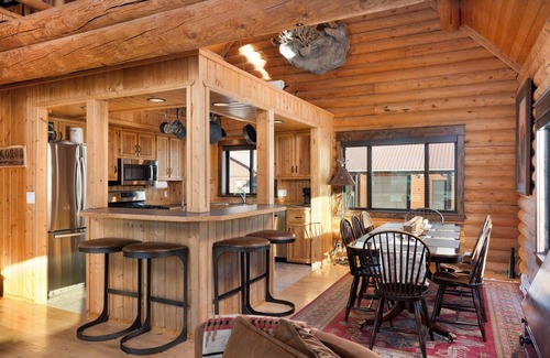 Emigrant Casa | SPACIOUS & Stunning 6-bedroom Log Cabin Home Great for Large Gatherings!