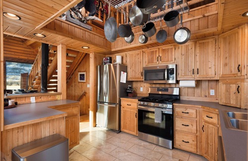 Emigrant Casa | SPACIOUS & Stunning 6-bedroom Log Cabin Home Great for Large Gatherings!