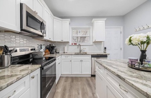 Smith Hill Casa | Spacious & Stylish 3-bedroom house in charming Providence, a block from PC