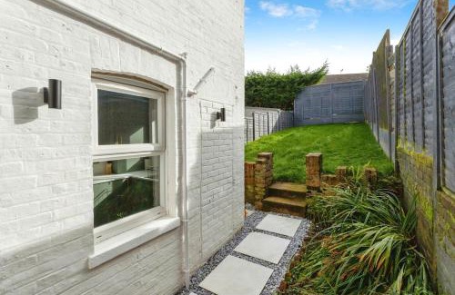 Five Oak Green Casa | Spacious Stylish House Sleeps 10 in Central Tonbridge