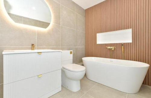 Five Oak Green Casa | Spacious Stylish House Sleeps 10 in Central Tonbridge